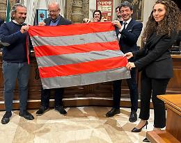 Issata la bandiera: in Comune è festa