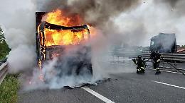 Autoarticolato in fiamme in A21, paura e nove km di coda