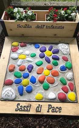 I ‘sassi della pace’ con i più giovani