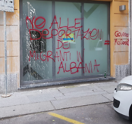 Vetrine, muri, asfalto imbrattati in via Guarneri del Gesù