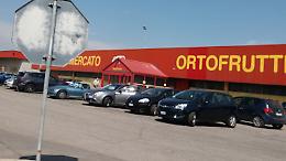 Rubano al supermercato e si fingono podisti per scappare