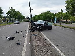 Auto contro un palo della luce davanti alla Fiera