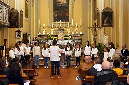 Concerto di musica moderna: cantanti, ensemble e band