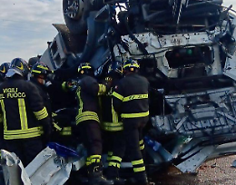 Camion con acido travolge un'auto sulla A21, un morto e 7 intossicati 