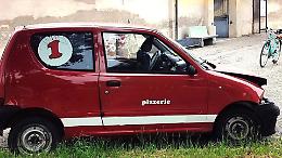 L'auto incidentata della pizzeria abbandonata tra i rifiuti