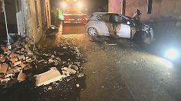 Schianto in auto contro il muro di una casa, 22enne ricoverato d'urgenza