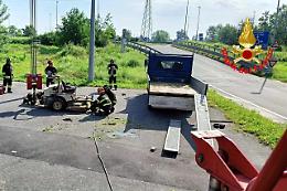 Schiacciato dal trattorino tagliaerba, muore 63enne