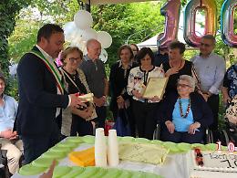La grande festa per i 100 anni di Santa