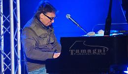 Paolo suona il pianoforte con Enzo