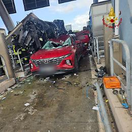 Incidente al casello autostradale, tre morti 