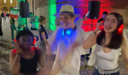 ‘Silent disco’, la notte si accende in piazza della Pace