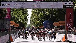 Giro d'Italia Next Gen, il belga Steffen De Schuyteneer taglia il traguardo in viale Po