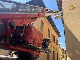 Tegole in bilico: vigili del fuoco in azione