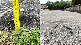 Strada crivellata di buche: «Fate presto qualcosa»