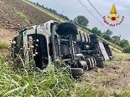 Paura per un tir ribaltato nel canale