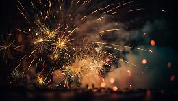 Tradizionali fuochi d'artificio sul fiume Po