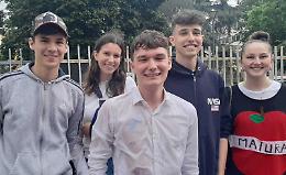 Maturità 2024, fra pioggia e spumante la felicità in bollicine