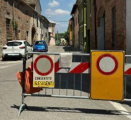 Fogna ko: chiusa la strada