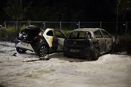 Intervento lampo dei pompieri per domare il rogo: due auto in fiamme nel parcheggio del Crit