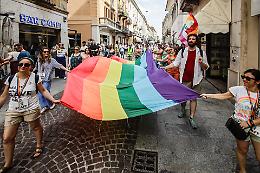 Onda arcobaleno per le strade di Cremona: in piazza migliaia di persone