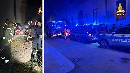 Cade in un pozzo all'interno di un palazzo, 21enne soccorso dai vigili del fuoco