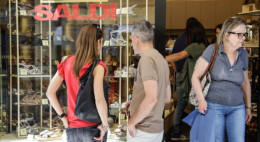Saldi al via, pochi soldi e maltempo: «Partenza in sordina»