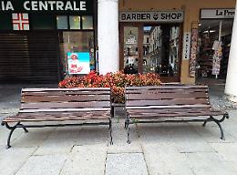 Tornano le panchine in piazza Duomo: pensionati soddisfatti