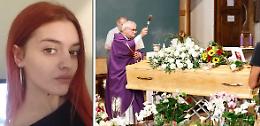 Chiesa gremita per l’abbraccio a Erika