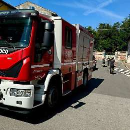 Densa colonna di fumo nero sopra le antiche mura, intervento dei vigili del fuoco