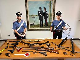 Pistola con matricola abrasa e altre armi: arrestato 63enne