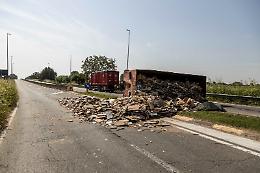 Perde il carico di legname alla rotonda di via Giuseppina