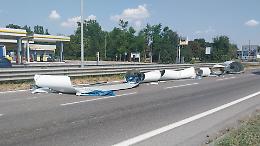 Camion perde un coils d'acciaio per strada, disagi in via Seminario