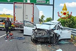 Un morto e 17 feriti anche gravi su A4, 8 mezzi coinvolti