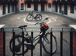 Via le biciclette in pieno centro rubate di giorno da un cortile