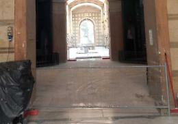 Cimitero, lapidi ‘vietate’ fra transenne e nastri