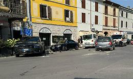 Scontro tra due auto all'incrocio tra via Platina, via Libertà e via Cavallotti