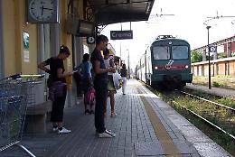 Caos treni: terzo giorno di disagi, i pendolari: «Ora basta»
