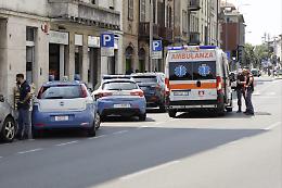 Aggressione al negozio etnico in via Dante: mangia senza pagare, pugni in faccia al commerciante