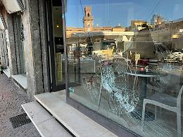 Vandali in piazza Garibaldi, vetri rotti al bar Italia