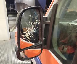 Soccorso dopo un incidente, si scaglia contro l'ambulanza e rompe uno specchietto