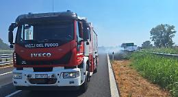 Sterpaglie in fiammr in A21, vigili del fuoco mobilitati