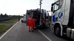 Auto investe un ciclomotore sulla Castelnovese, il conducente è grave