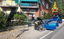 Si schianta contro un palo dell'illuminazione, 61enne ferito