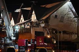 Crolla parte di un hotel in Germania, 1 morto: persone sotto le macerie