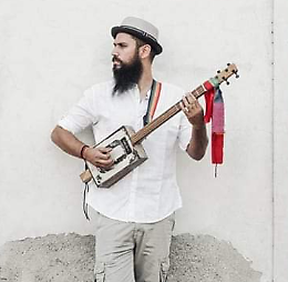ReLoveution di Matteo Finizio e la sua 'cigarboxguitar'