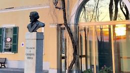Sparito il busto di Giuseppe Verdi dall'ingresso dell'ex ospedale