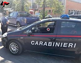 Uomo nudo alla guida di un furgoncino rubato, fermato dai carabinieri