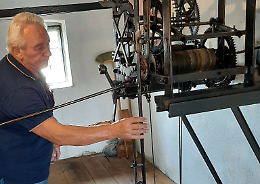 Gianni ‘orologiaio’ volontario da trent’anni regola il tempo