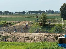 Caduta dalla moto sul circuito di motocross, elisoccorso per un 19enne