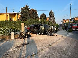 Perde il controllo dell'auto e finisce contro la recinzione di una casa, 3 giovani feriti